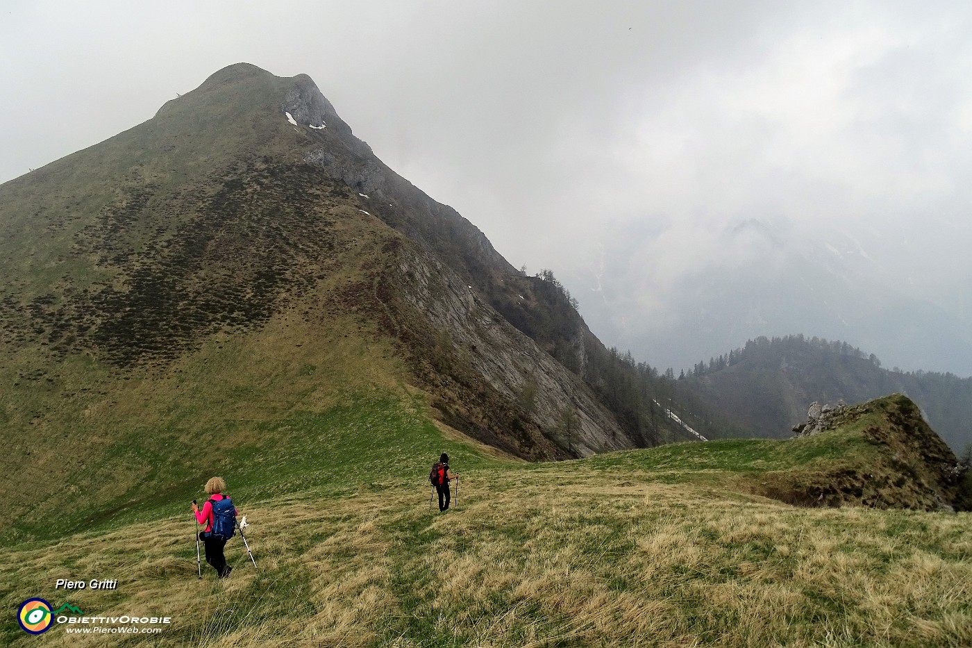 24 Scendiamo alla sella tra Valgussera e Vescovo.JPG
